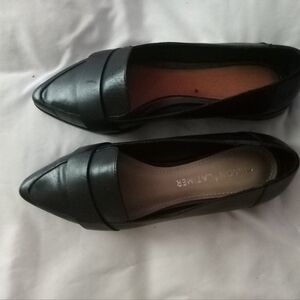 Gibson Latimer Black Flats Sleek Pointed-Toe Design
